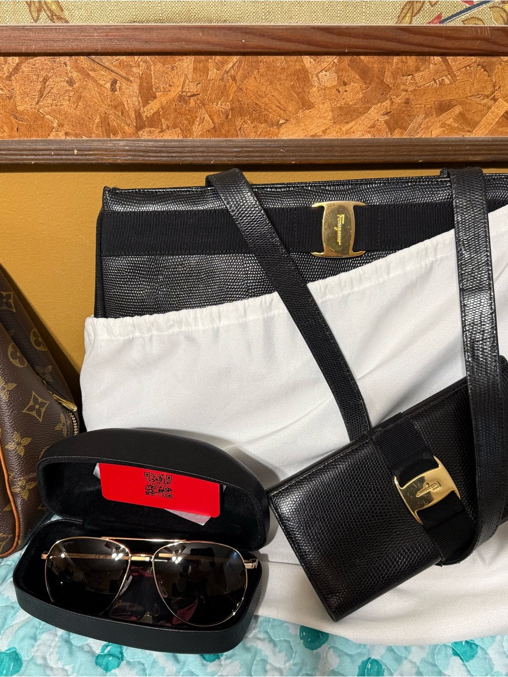 Designer lot! Louis Vuitton, Prada, Chanel, Burberry, Ferragamo, jimmy Choo + - Picture 11 of 13